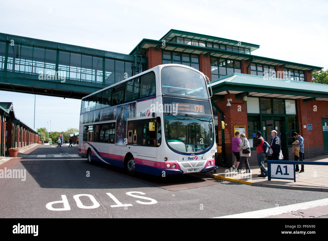 Die Passagiere erhalten auf einem Bus an der Sheffield Meadowhall Interchange, der Knotenpunkt für Sheffield Verkehr, Busse und Bahn. Stockfoto