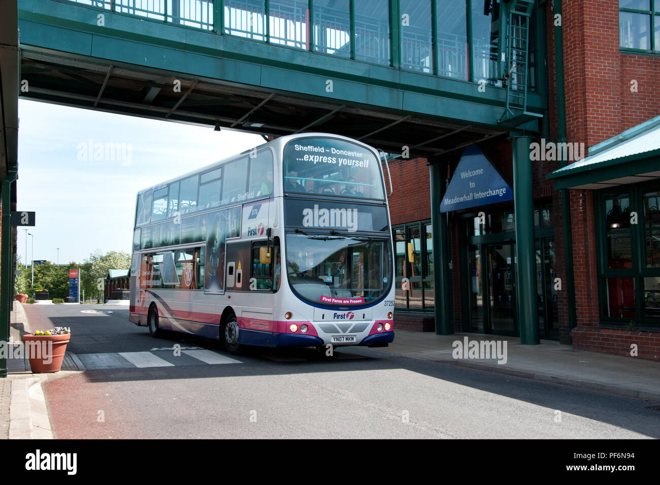 Die Sheffield Meadowhall Interchange ist der Knotenpunkt für Sheffield Verkehr, Busse und Bahn. Stockfoto