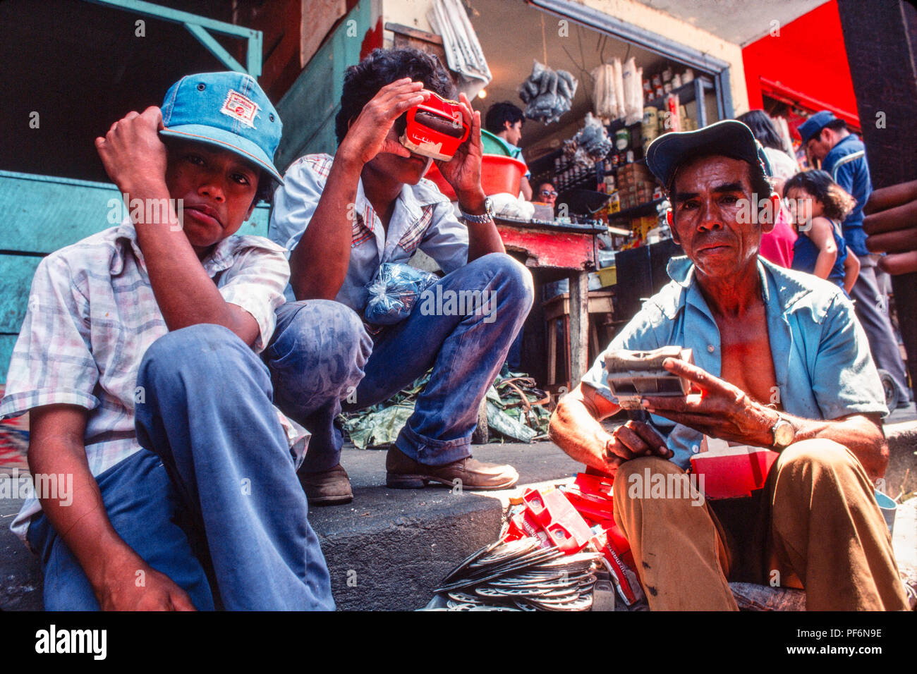 Managua, Nicaragua, Juni 1986. Orientalischer Markt, dem größten Markt in der Hauptstadt - Verkaufen aus zweiter Hand viewmaster 3-D-Kassetten. Stockfoto