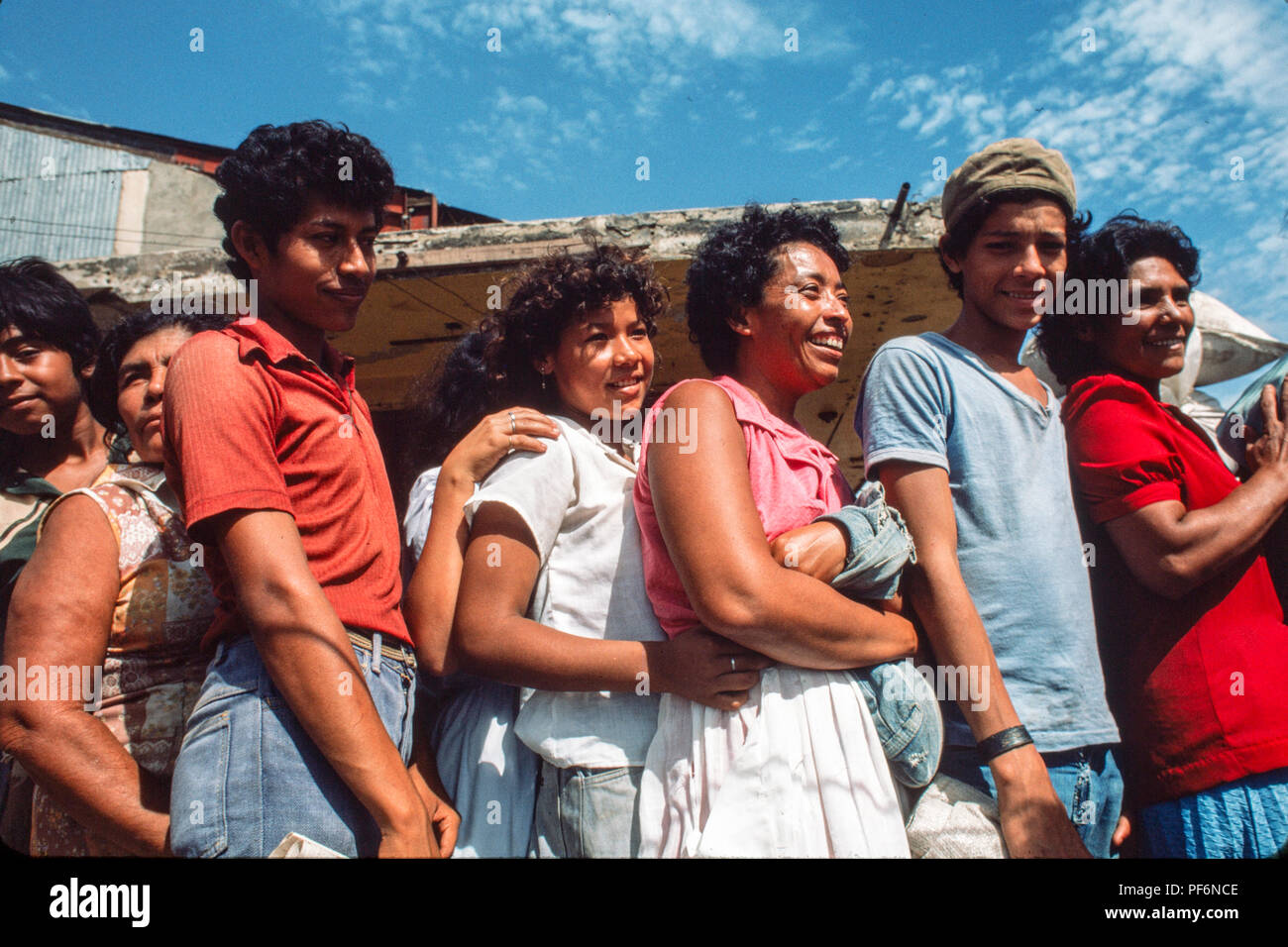 Managua Nicaragua Juni 1986 Menschen Essen Gutscheine Zu Erhalten Mercado Roberto Huembes Markt Stockfotografie Alamy