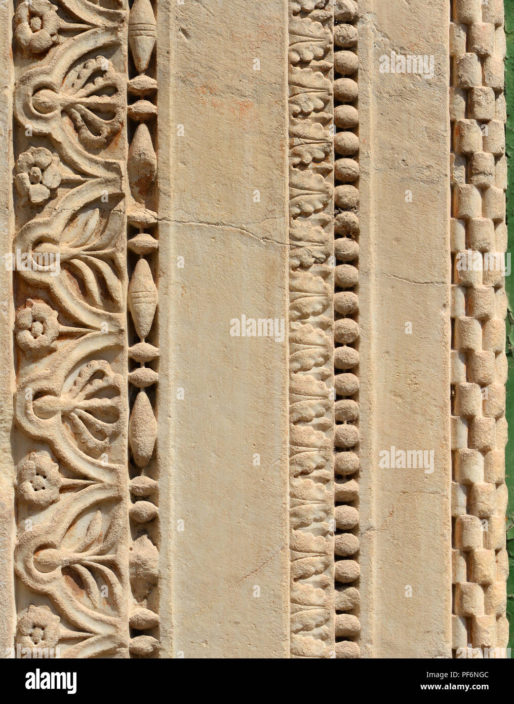 Detail eines mittelalterlichen Portal Fries als Hintergrund Stockfoto