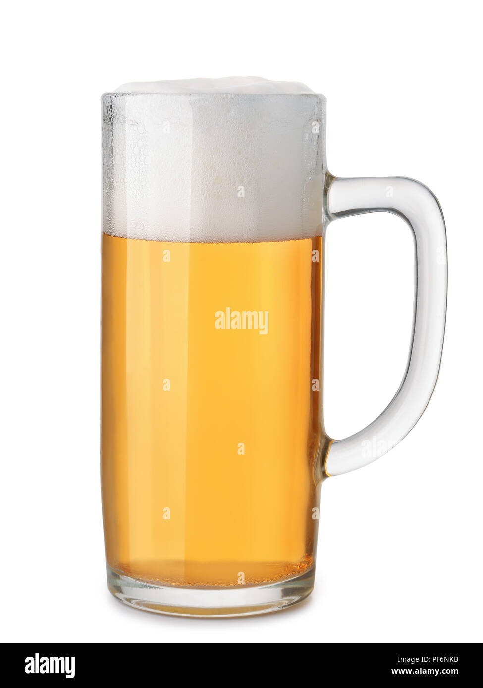 Becher frisches Bier mit Schaumstoff isoliert auf weißem Stockfoto