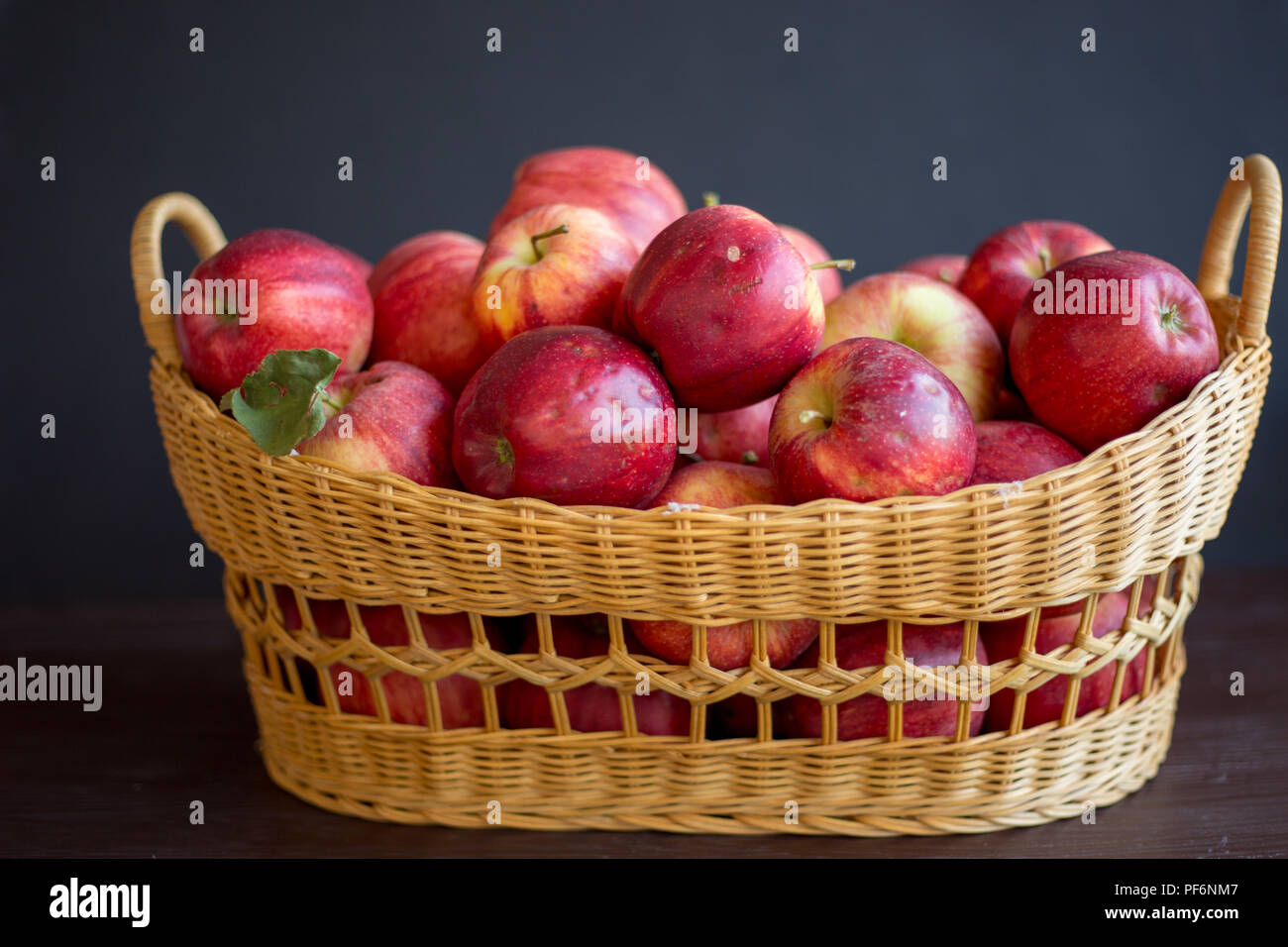 Rot Bio Apfel in einem schönen Korb Stockfoto