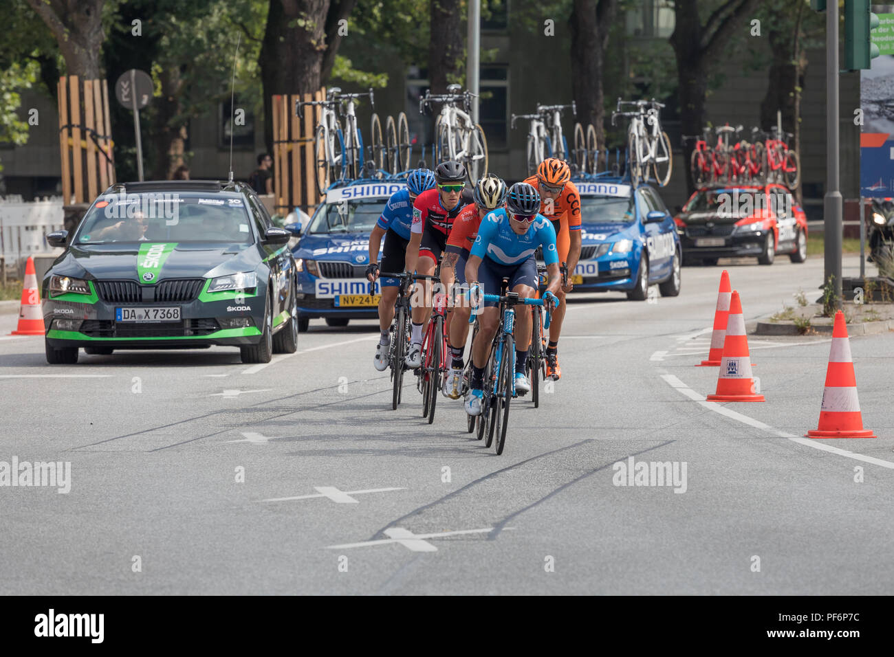 Abreiß-Gruppe vor Team Autos an den Cyclassics 2018 in Hamburg. Stockfoto