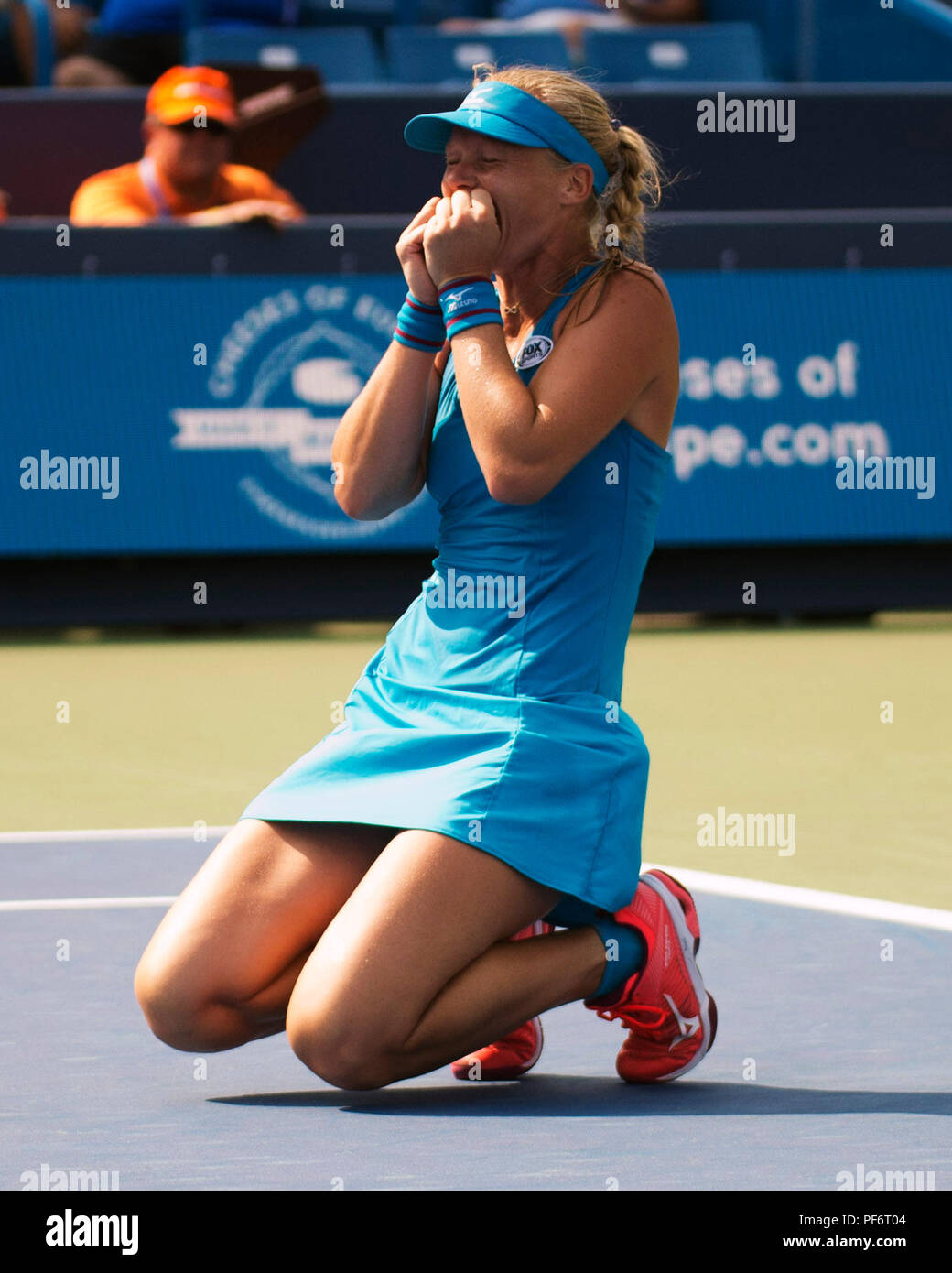 Mason, Ohio, USA. August 19, 2018: Kiki Bartens (NED) feiert ihren ersten Western Southern Open Championship gewinnen über Simona Halep (ROU) Am westlichen Süden öffnen, Mason, Ohio, USA. Brent Clark/Alamy leben Nachrichten Stockfoto