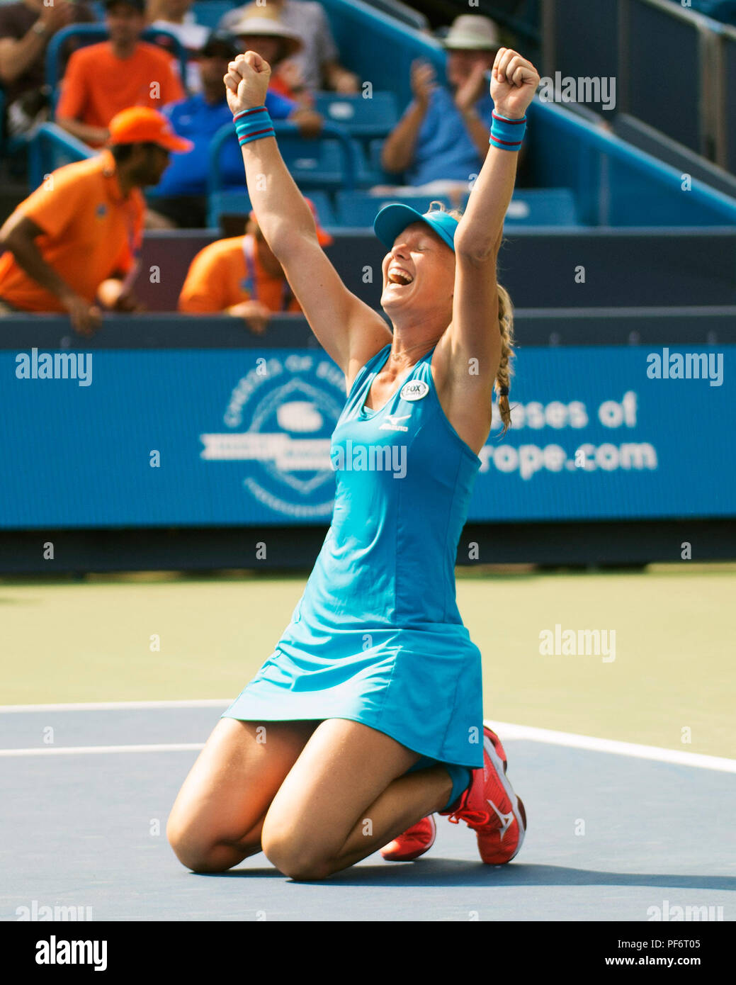 Mason, Ohio, USA. August 19, 2018: Kiki Bartens (NED) feiert ihren ersten Western Southern Open Championship gewinnen über Simona Halep (ROU) Am westlichen Süden öffnen, Mason, Ohio, USA. Brent Clark/Alamy leben Nachrichten Stockfoto