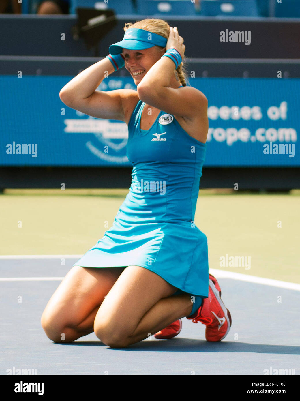 Mason, Ohio, USA. August 19, 2018: Kiki Bartens (NED) feiert ihren ersten Western Southern Open Championship gewinnen über Simona Halep (ROU) Am westlichen Süden öffnen, Mason, Ohio, USA. Brent Clark/Alamy leben Nachrichten Stockfoto