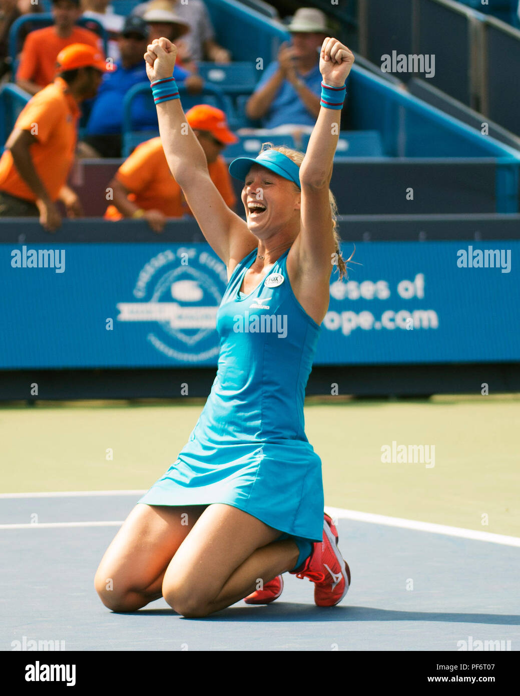 Mason, Ohio, USA. August 19, 2018: Kiki Bartens (NED) feiert ihren ersten Western Southern Open Championship gewinnen über Simona Halep (ROU) Am westlichen Süden öffnen, Mason, Ohio, USA. Brent Clark/Alamy leben Nachrichten Stockfoto