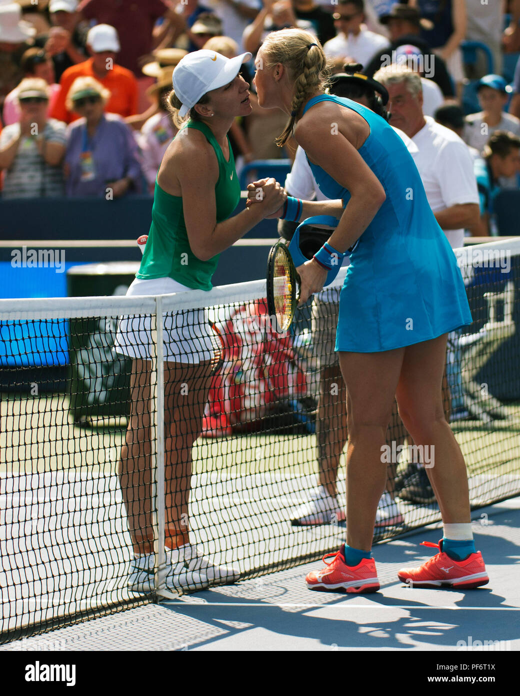 Mason, Ohio, USA. August 19, 2018: Simona Halep (ROU) gratuliert Kiki Bartens (NED) auf Ihrem ersten Western Southern öffnen, Mason, Ohio, USA gewinnen. Brent Clark/Alamy leben Nachrichten Stockfoto
