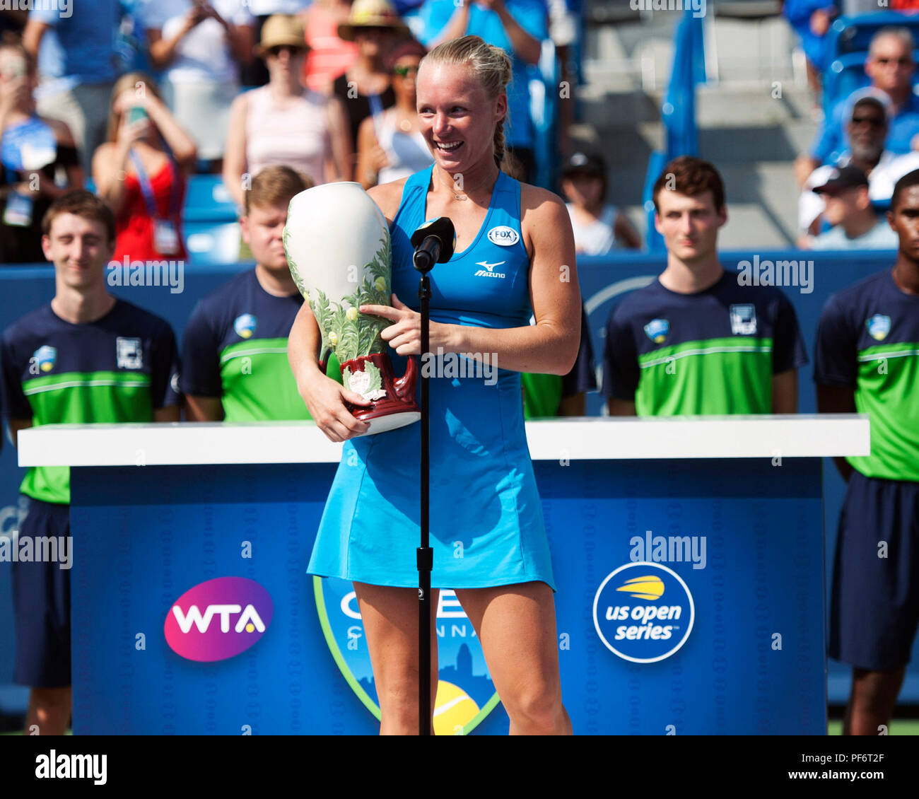 Mason, Ohio, USA. August 19, 2018: Kiki Bartens (NED) Adressen der Gast auf Ihrem ersten Western Southern öffnen, Mason, Ohio, USA gewinnen. Brent Clark/Alamy leben Nachrichten Stockfoto