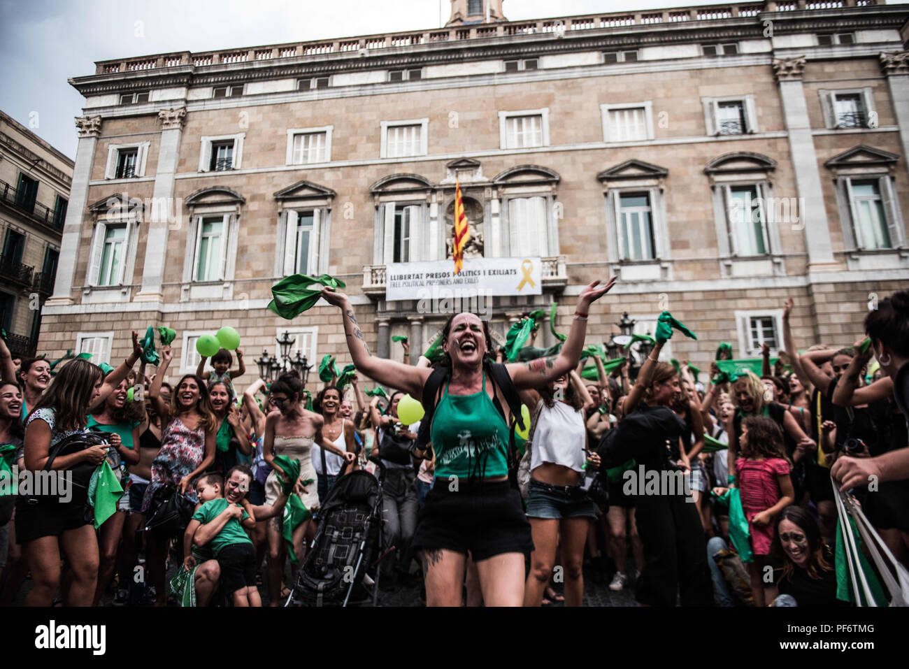 August 8, 2018 - Barcelona, Katalonien/Spanien, Spanien - eine Masse von Frauen ist mit grünen Taschentücher gesehen während protestieren. Hunderte von Frauen in den Sant Jaume Platz in Barcelona anspruchsvoll für den argentinischen Senat legale Abtreibung zu genehmigen. Credit: Antono Litov/SOPA Images/ZUMA Draht/Alamy leben Nachrichten Stockfoto