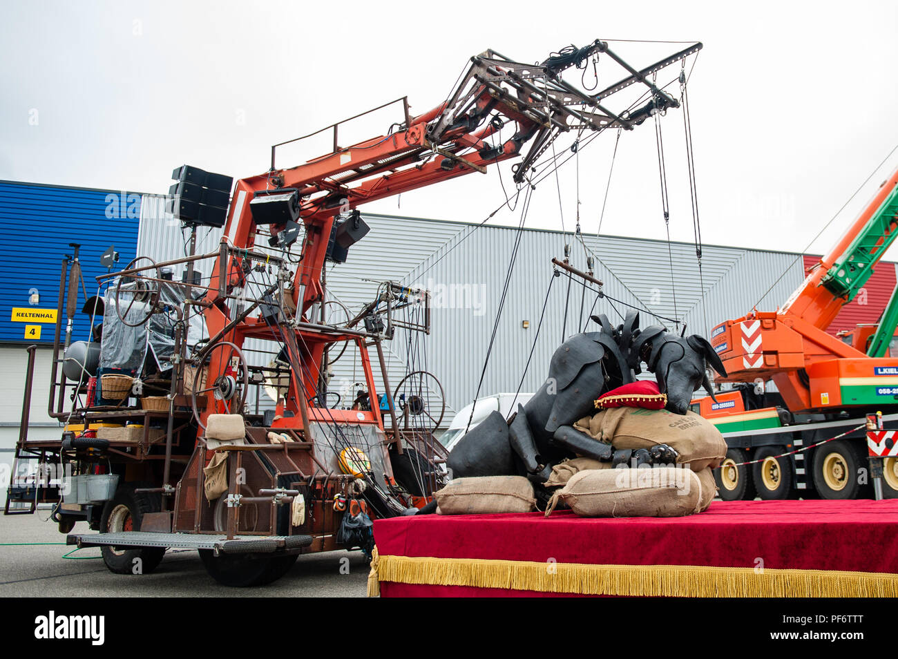 Leeuwarden, Niederlande, 19. August 2018. Der weltberühmte Herstellung von Royal de Luxe macht seine niederländische Premiere in der Europäischen Hauptstadt der Kultur. Im Laufe der drei Tage, die turmhohen Riesen die Straßen von Leeuwarden und ein unvergessliches Erlebnis mit ihren "grossen Skate im Eis" zeigen. Royal de Luxe ist eine außergewöhnliche Street Theatre Company. Das Unternehmen fliegt um die Welt mit ihren beeindruckenden Riesen, Marionetten, die mehrere Meter hoch und höher als der Gebäude um Sie herum. Credit: Ricardo Hernandez/Alamy leben Nachrichten Stockfoto