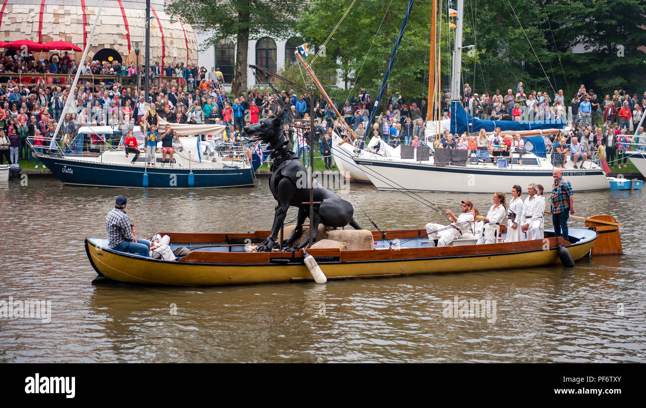 Leeuwarden, Niederlande, 19. August 2018. Der weltberühmte Herstellung von Royal de Luxe macht seine niederländische Premiere in der Europäischen Hauptstadt der Kultur. Im Laufe der drei Tage, die turmhohen Riesen die Straßen von Leeuwarden und ein unvergessliches Erlebnis mit ihren "grossen Skate im Eis" zeigen. Royal de Luxe ist eine außergewöhnliche Street Theatre Company. Das Unternehmen fliegt um die Welt mit ihren beeindruckenden Riesen, Marionetten, die mehrere Meter hoch und höher als der Gebäude um Sie herum. Credit: Ricardo Hernandez/Alamy leben Nachrichten Stockfoto