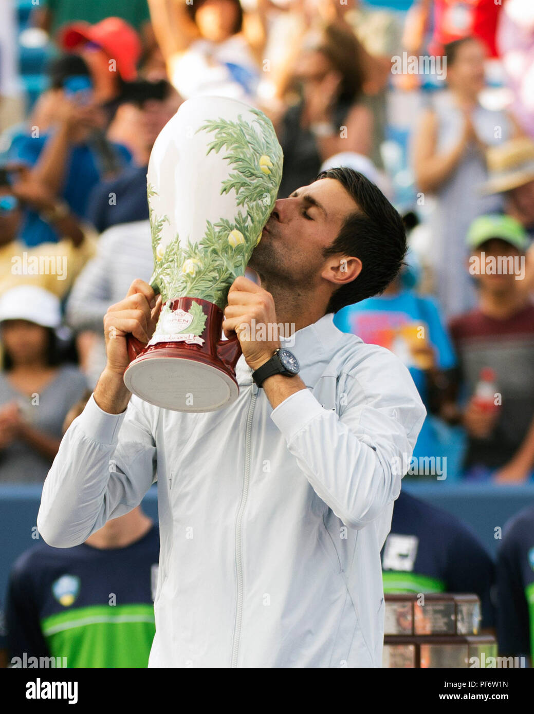 Mason, Ohio, USA. August 19, 2018: Novak Djokovic küsst den Rookwood Trophäe am Western Southern öffnen, Mason, Ohio, USA. Brent Clark/Alamy leben Nachrichten Stockfoto