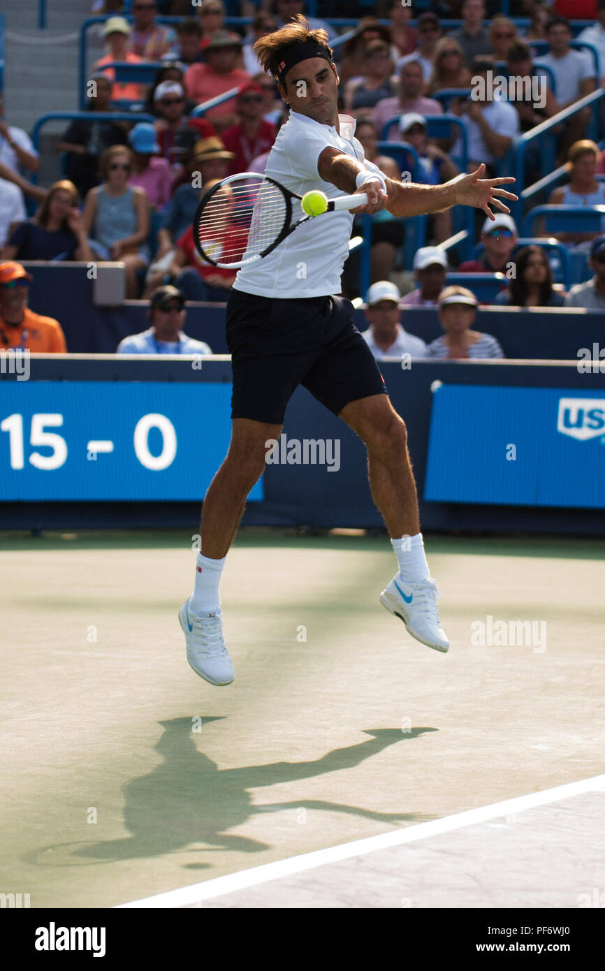 Mason, Ohio, USA. August 19, 2018: Roger Federer (SUI) schlägt den Ball zurück zu Novak Djokovic (SRB) Am westlichen Süden öffnen, Mason, Ohio, USA. Brent Clark/Alamy leben Nachrichten Stockfoto