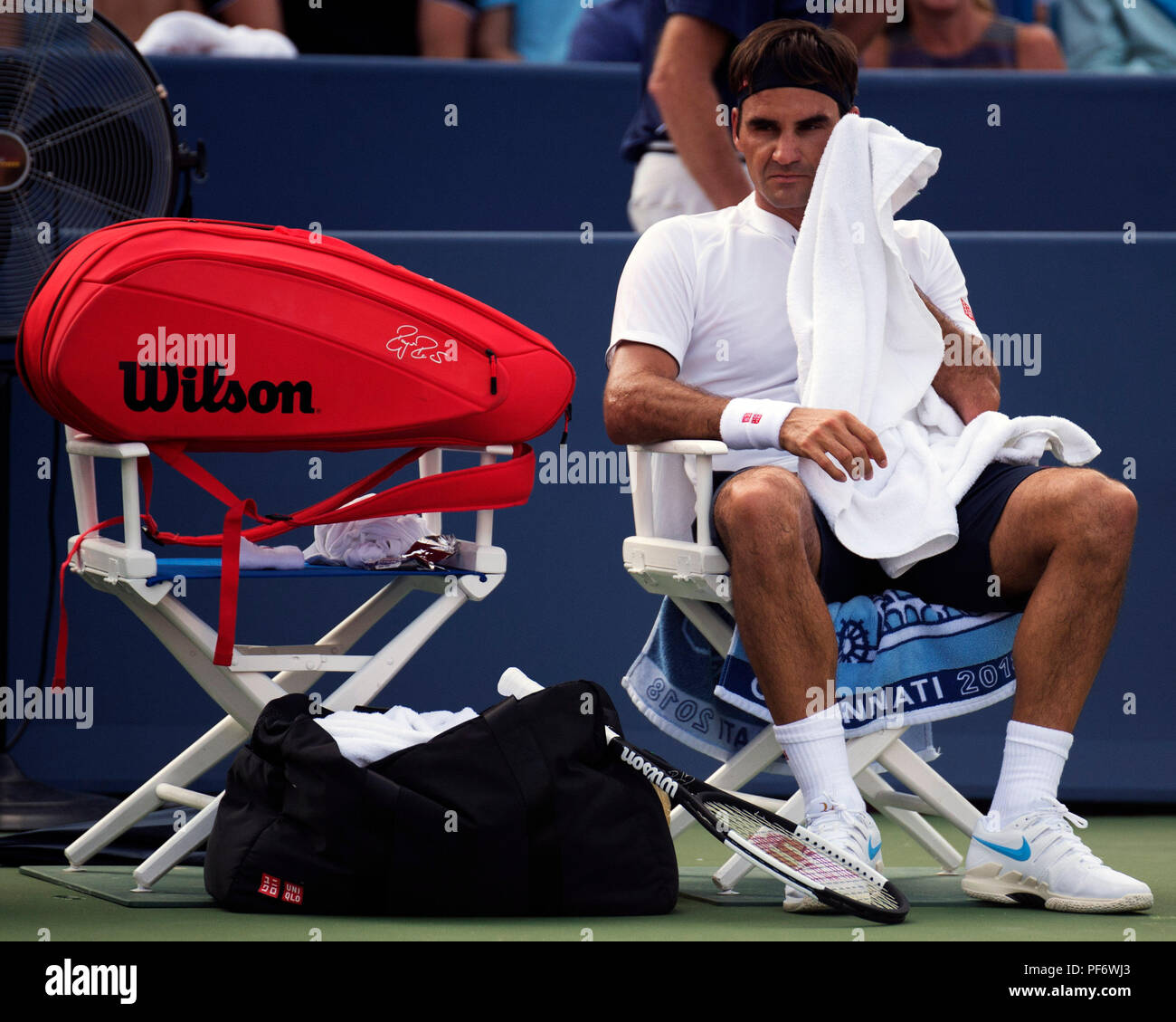 Mason, Ohio, USA. August 19, 2018: Roger Federer (SUI) in Zwischen Spiele gegen Novak Djokovic (SRB) Am westlichen Süden öffnen, Mason, Ohio, USA. Brent Clark/Alamy leben Nachrichten Stockfoto