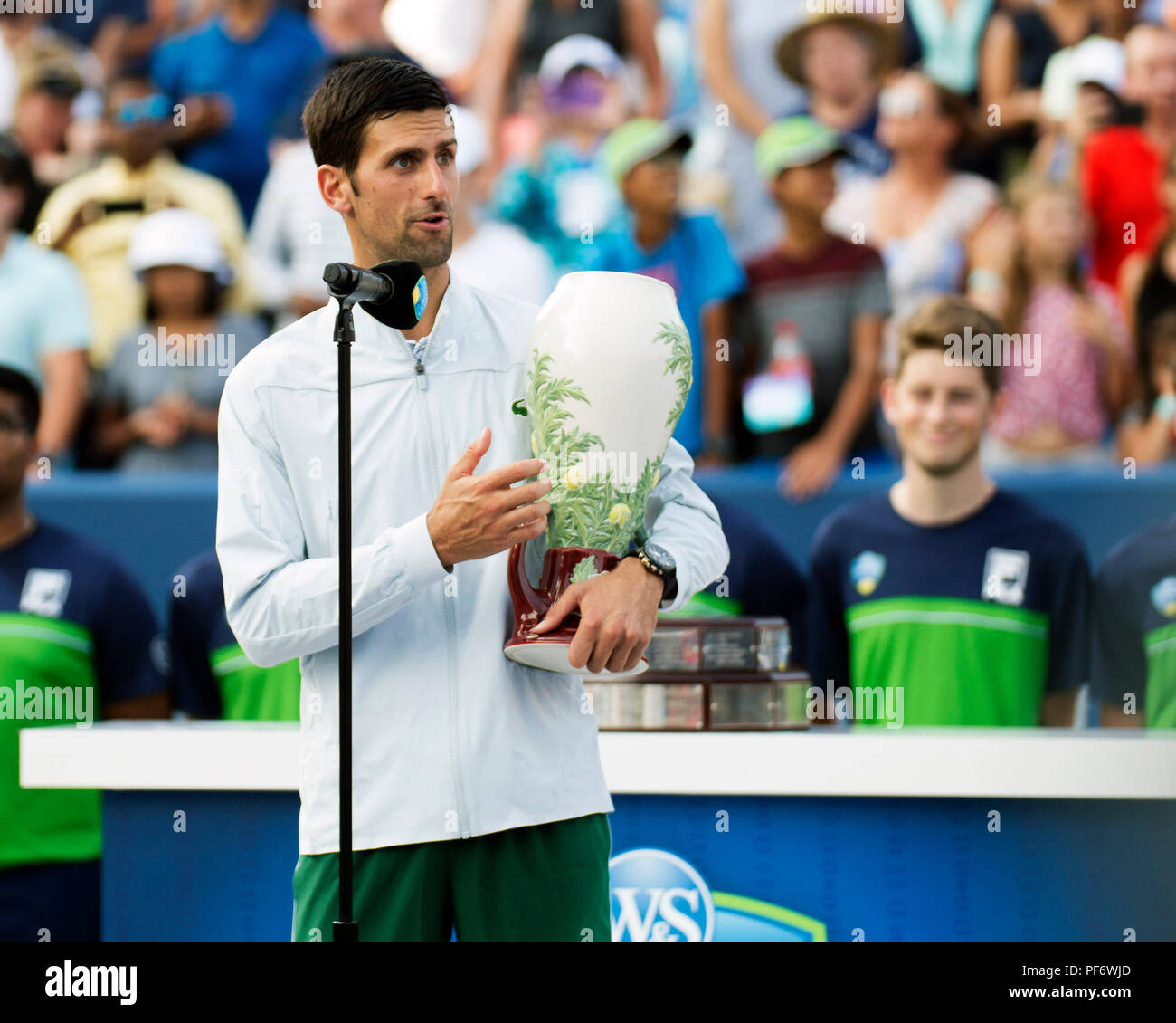 Mason, Ohio, USA. August 19, 2018: Novak Djokovic (SRB) Adressen der Menge nach seiner an der westlichen Süden öffnen, Mason, Ohio, USA gewinnen. Brent Clark/Alamy leben Nachrichten Stockfoto