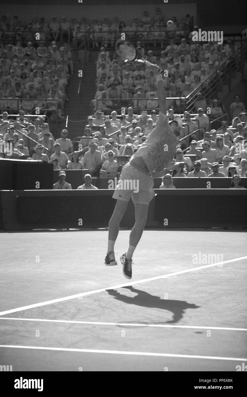 Cincinnati, OH, USA. 19 Aug, 2018. Westliche und Südliche Open Tennis, Cincinnati, OH - August 19, 2018 - Novak Djokovic in Aktion in infra-Rot gegen Roger Federer im Finale des Westlichen und Südlichen Tennis Turnier in Cincinnati gehalten. Djokovic gewann 6-3 6-3. - Foto von Wally Nell/ZUMA Drücken Sie Credit: Wally Nell/ZUMA Draht/Alamy leben Nachrichten Stockfoto