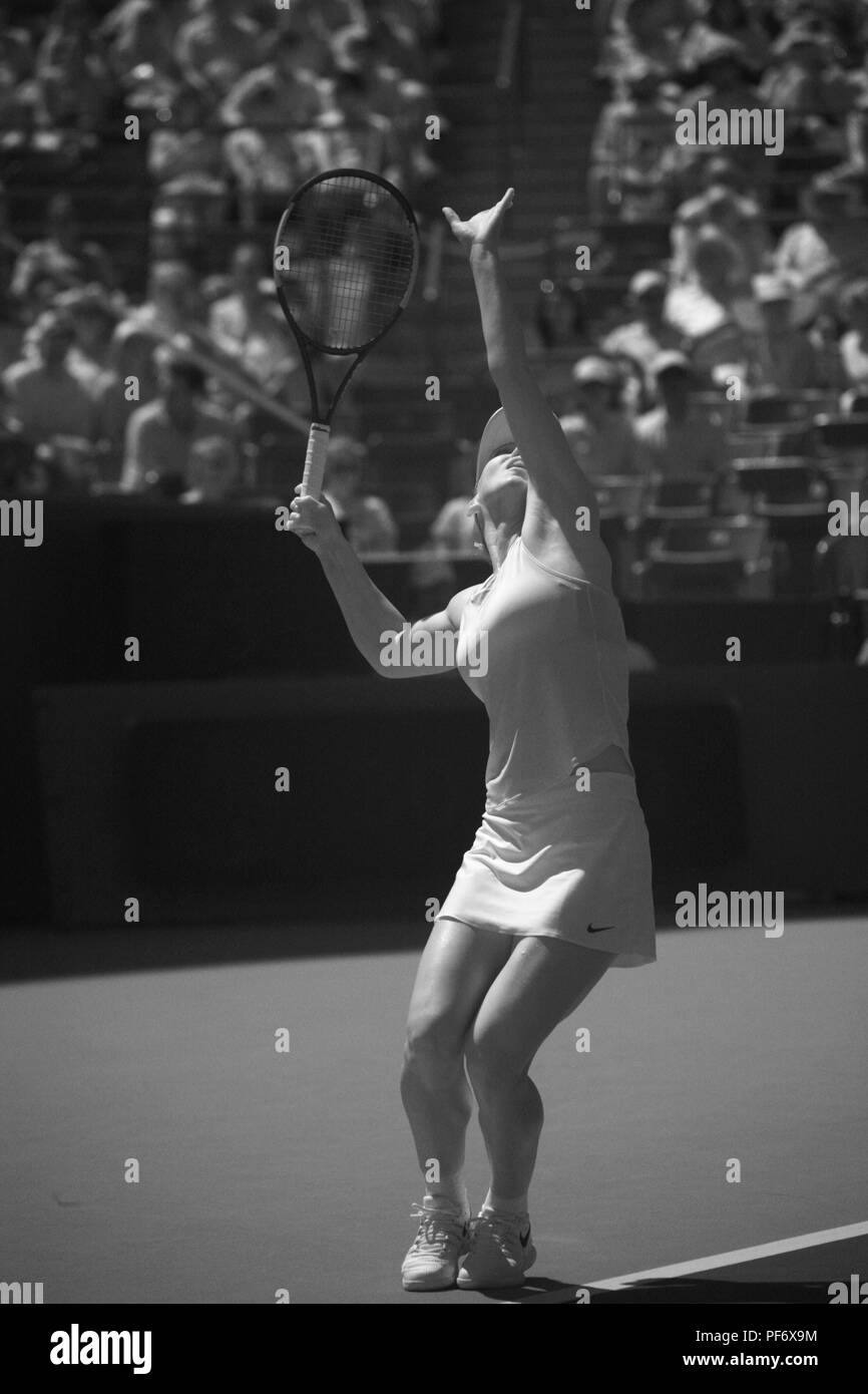 Cincinnati, OH, USA. 19 Aug, 2018. Westliche und Südliche Open Tennis, Cincinnati, OH - August 19, 2018 - Simona Halep in Aktion gegen Kiki Bertens in infra-rot im Finale des Westlichen und Südlichen Tennis Turnier in Cincinnati gehalten. Bertens gewann 2-6 7-6 6-2. - Foto von Wally Nell/ZUMA Drücken Sie Credit: Wally Nell/ZUMA Draht/Alamy leben Nachrichten Stockfoto