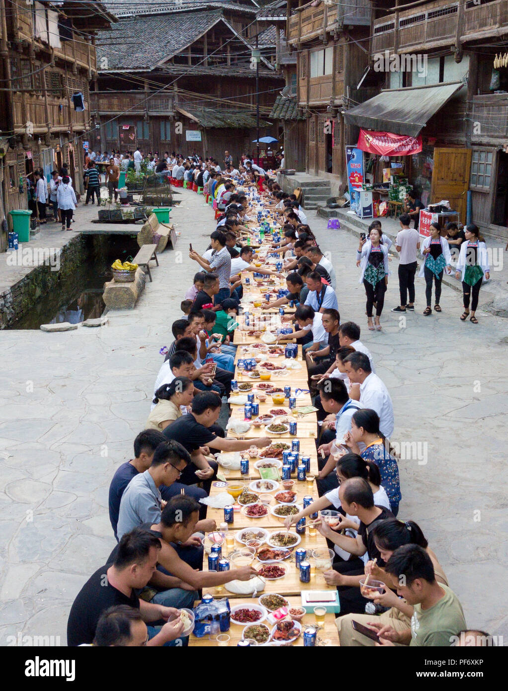 Congjiang, Congjiang, China. 20 Aug, 2018. Congjiang, CHINA - Touristen und Einheimischen genießen Sie lange - Tabelle Bankett bei Yintan Dorf, Congjiang, Südwesten Chinas Provinz Guizhou, feiert die jährliche traditionelle Xinmi Festival. Credit: SIPA Asien/ZUMA Draht/Alamy leben Nachrichten Stockfoto