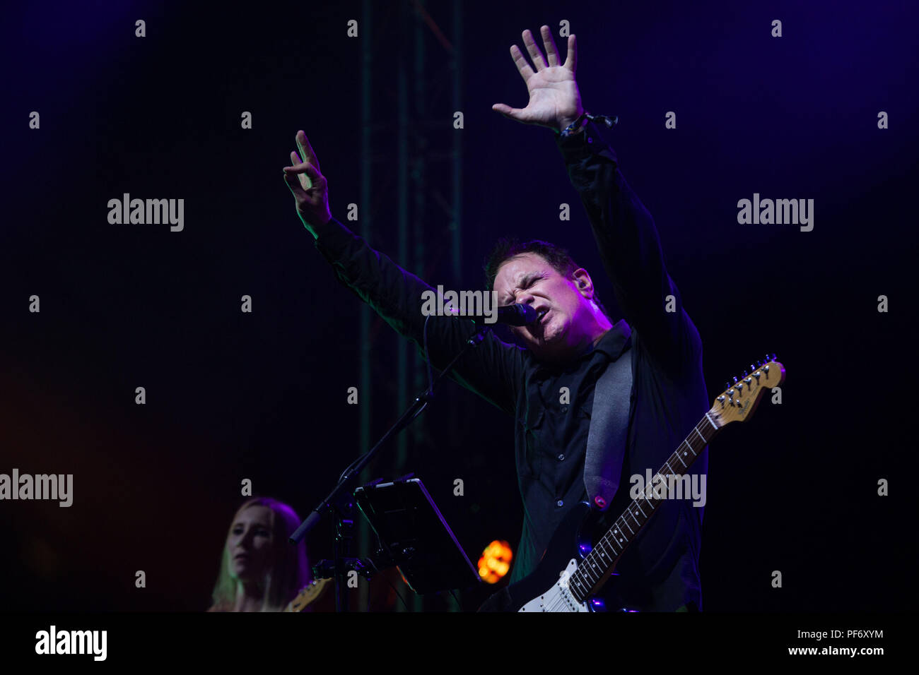 Glanusk Park, Brecon, Wales, 19. August 2018. Tag 3 des Green man Musikfestivals in den Brecon Beacons Mountains in Wales. David Gedge von Indie-Musik-Legenden The Wedding Present spielt das Far Out Tent. Quelle: Rob Watkins/Alamy Live News Stockfoto