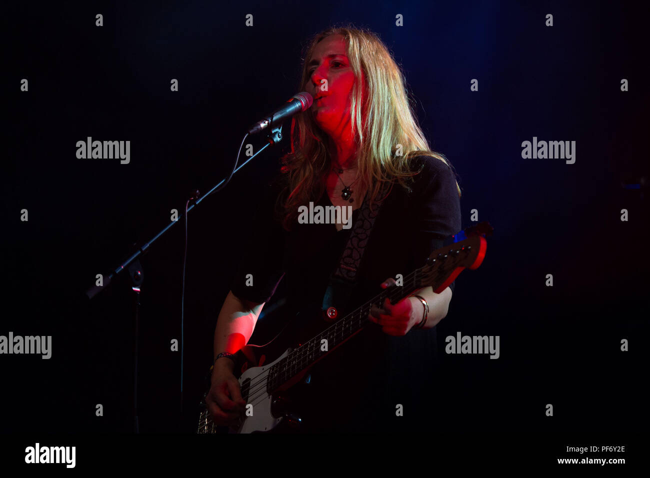 Glanusk Park, Brecon, Wales, 19. August 2018. Tag 3 des Green man Musikfestivals in den Brecon Beacons Mountains in Wales. Rachael Wood von Indie-Musik-Legenden The Wedding Present spielen The Far Out Tent. Quelle: Rob Watkins/Alamy Live News Stockfoto