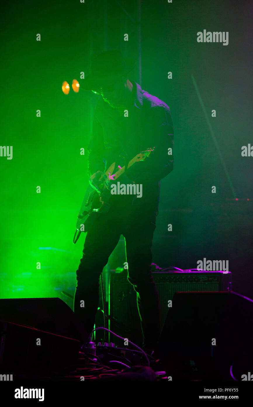 Ricky Maymi von der US-amerikanischen Indie-Legende The Brian Jonestown Massacre ist die Hauptrolle auf der Far Out Stage. Quelle: Rob Watkins/Alamy Live News. Glanusk Park, Brecon, Wales, 19. August 2018. Tag 3 des Green man Musikfestivals in den Brecon Beacons Mountains in Wales. Stockfoto