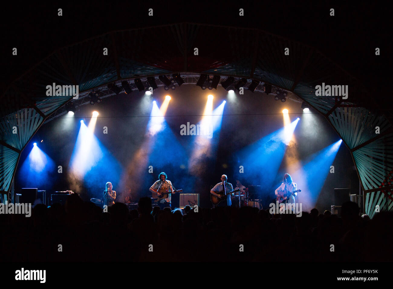 Glanusk Park, Brecon, Wales, 19. August 2018. Tag 3 des Green man Musikfestivals in den Brecon Beacons Mountains in Wales. Eine komplette Bandaufnahme der elektronischen Folk-Band Tunng spielt den Headline-Slot in The Walled Garden Stage. Quelle: Rob Watkins/Alamy Live News. INFO: Tunng ist eine britische Band, die 2003 gegründet wurde und für ihre unverwechselbare Mischung aus Folk- und elektronischer Musik bekannt ist. Ihr innovativer Sound, der in Alben wie „Good Arrows“ und „Songs You Make at Night“ zu sehen ist, wurde von der Kritik gelobt. Stockfoto