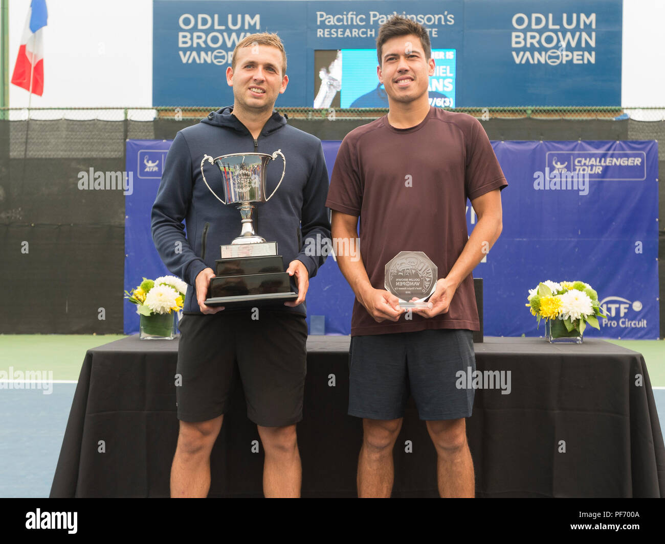 West Vancouver, Kanada. 19. August 2018. Daniel Evans von Großbritannien (links und Jason Kubler (rechts) erhalten ihre Auszeichnungen in ATP Challenger Tour Mens einzel Endrunde am Center Court. Odlum Braun VanOpen Hollyburn Country Club. © Gerry Rousseau/Alamy leben Nachrichten Stockfoto