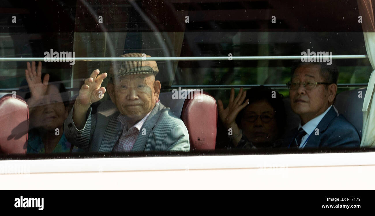 Sokcho (Südkorea. 20 Aug, 2018. Die Südkoreanische getrennten Familien verabschieden zu ihren Verwandten in einem Bus in Sokcho, Südkorea, Nov. 20, 2018. Eine Gruppe von Koreanischen Familien, die vom 1950-53 Koreakrieg von Verwandten in der Demokratischen Volksrepublik Korea (DVRK) Montag Morgen für den Mount Kumgang im Südosten der Demokratischen Volksrepublik Korea für seltene wiedervereinigungen mit ihren langen links Verwandte verloren getrennt. Quelle: Lee Sang-ho) (yk/Xinhua/Alamy leben Nachrichten Stockfoto