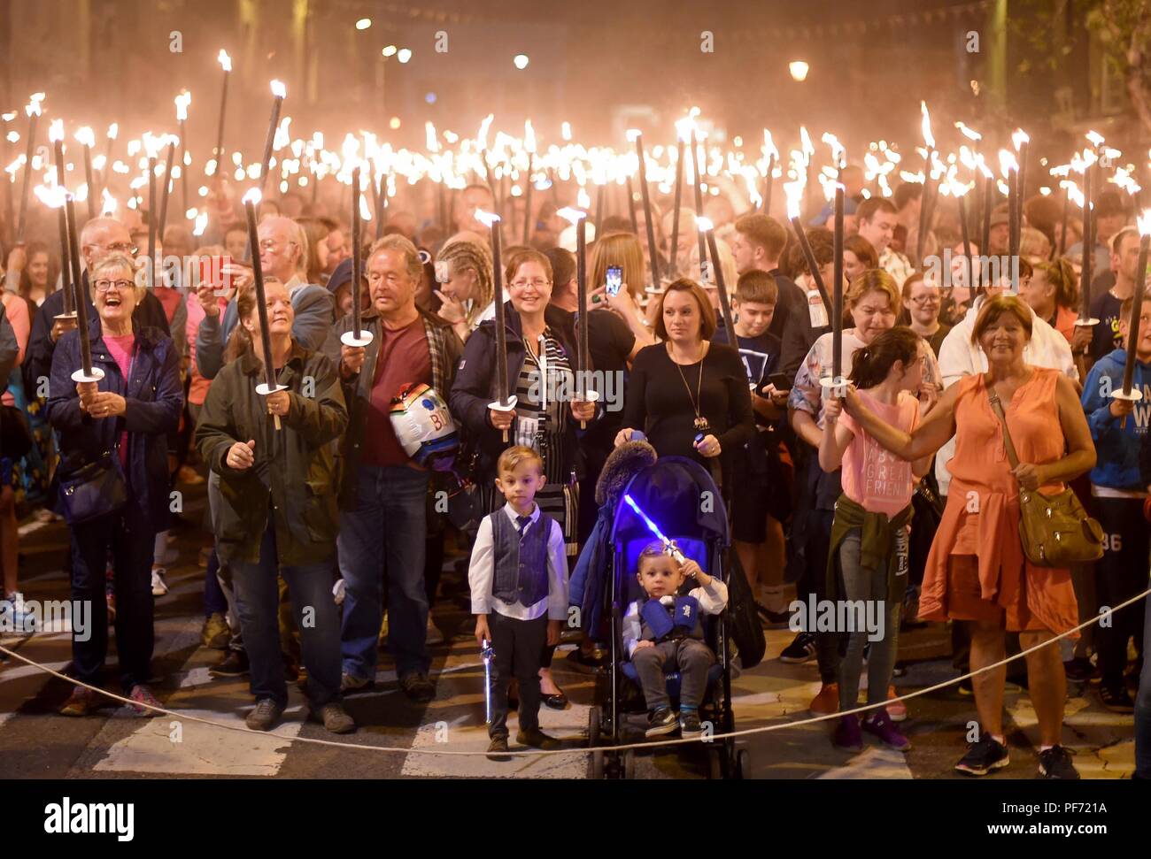 Bridport's berühmten Fackelzug macht es weg von Bucky Doo Quadrat in der Mitte der Stadt, West Bay, wo die traditionelle Feuerwerk und Lagerfeuer statt. Es markiert das Ende des Karnevals Wochenende. Credit: Finnbarr Webster/Alamy leben Nachrichten Stockfoto