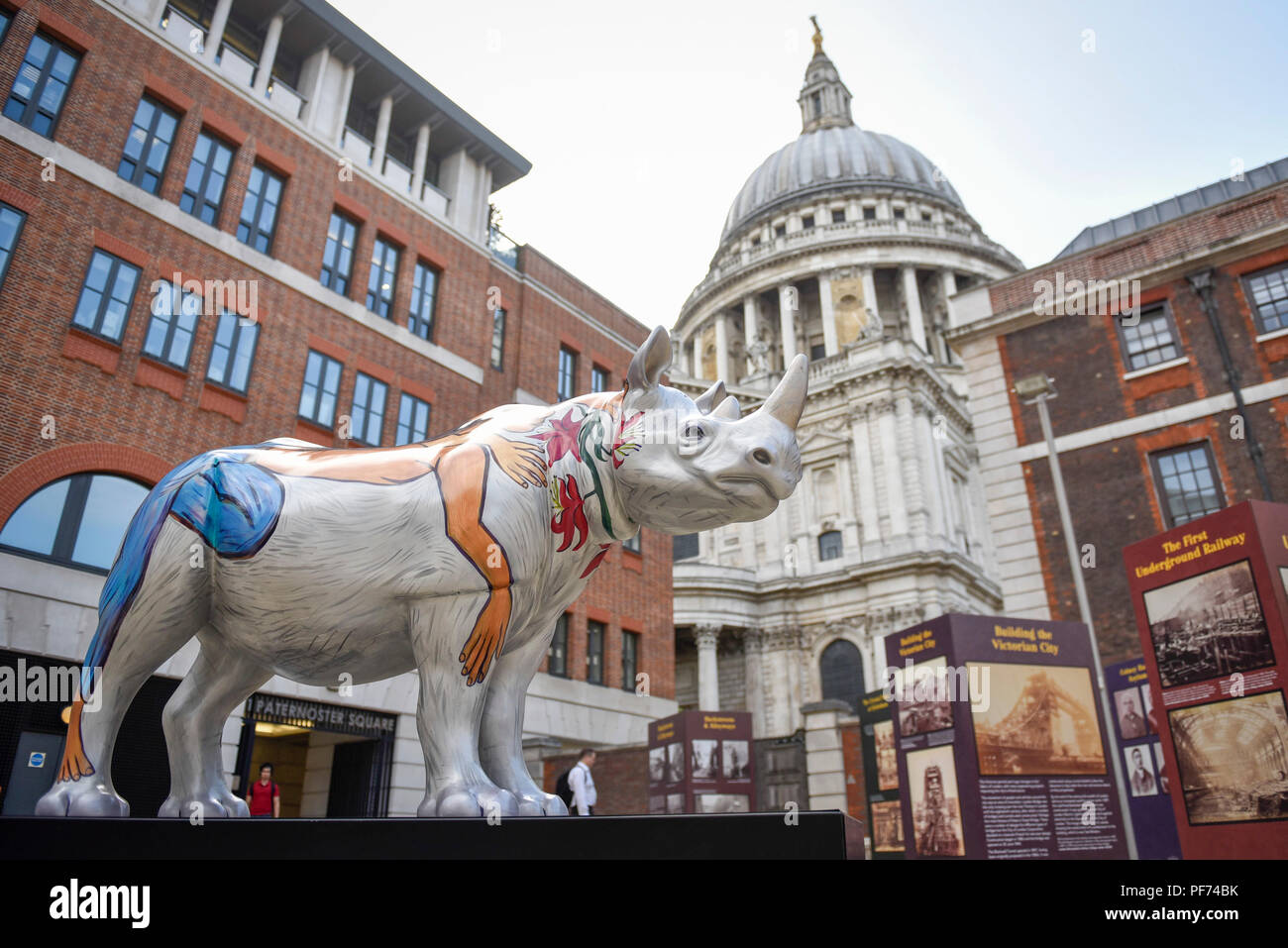 London, Großbritannien. 20. August 2018. 'Marjorie', ein Nashorn gemalt von Eileen Cooper, im Paternoster Square. Bei 75 cm groß und wiegt 300 kg, jedes Rhino wurde speziell durch eine international renommierte Künstler verziert. 21 Nashörner sind in einer beliebten Lage in Central London, bildet der Tusk Rhino Trail, bis Welt Rhino Tag am 22. September das Bewusstsein für die schwere Bedrohung der Wilderei auf die Arten" überleben. Sie werden dann von Christie's am 9. Oktober versteigert werden Mittel für die Tusk Tierschutz Nächstenliebe anzuheben. Credit: Stephen Chung/Alamy leben Nachrichten Stockfoto