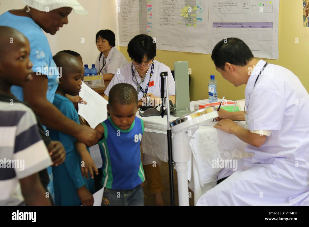 Peking, China. 28 Feb, 2015. Mitglieder der 13. China Medical Team nach Botswana freiwillige medizinische Dienst für die Menschen vor Ort in das SOS-Kinderdorf von Tlokweng in Gaborone, 28.02.2015. Credit: Zhao Linjun/Xinhua/Alamy leben Nachrichten Stockfoto