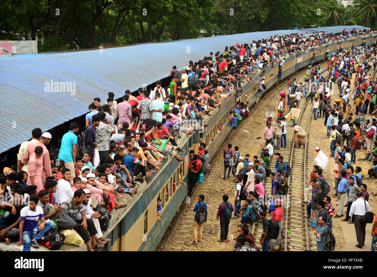 Dhaka, Bangladesch. 20. August 2018. Bangladeshi förderungsbedürftiger Menschen Fahrt auf dem Dach eines Zuges während ihrer Rückkehr Eid-Al-Adha Festival in Dhaka, Bangladesch, am 20. August 2018 zu feiern. Tausende von Dhaka Stadtbewohner verließen die Stadt für die Heimatstadt zu Eid al-Adha, hat keine bestimmte Zeitdauer Fest feiern. Credit: Mamunur Rashid/Alamy leben Nachrichten Stockfoto