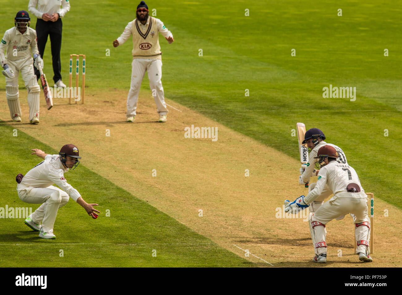 London, Großbritannien. 20. August 2018. Amar Virdi, Bowling für Surrey, in der Nähe der wicket von Josh Bohannon wird aber-Buchsen können nicht auf den Fang gegen Lancashire halten an Tag zwei des Specsavers County Championship Game am Oval. David Rowe/Alamy Live neue Credit: David Rowe/Alamy leben Nachrichten Stockfoto