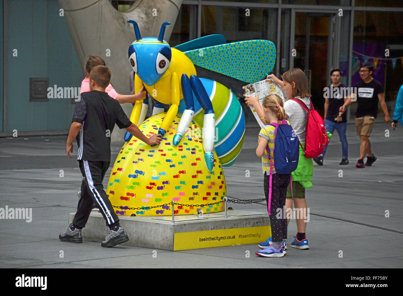 Manchester UK, 20. August 2018. Menschen in Manchester das "Biene in der Stadt kostenlos, Familie erkunden - Spaß Trail. Über 100 Bienen sind in der Spur, der 23. September. Credit: Terry Waller/Alamy leben Nachrichten Stockfoto