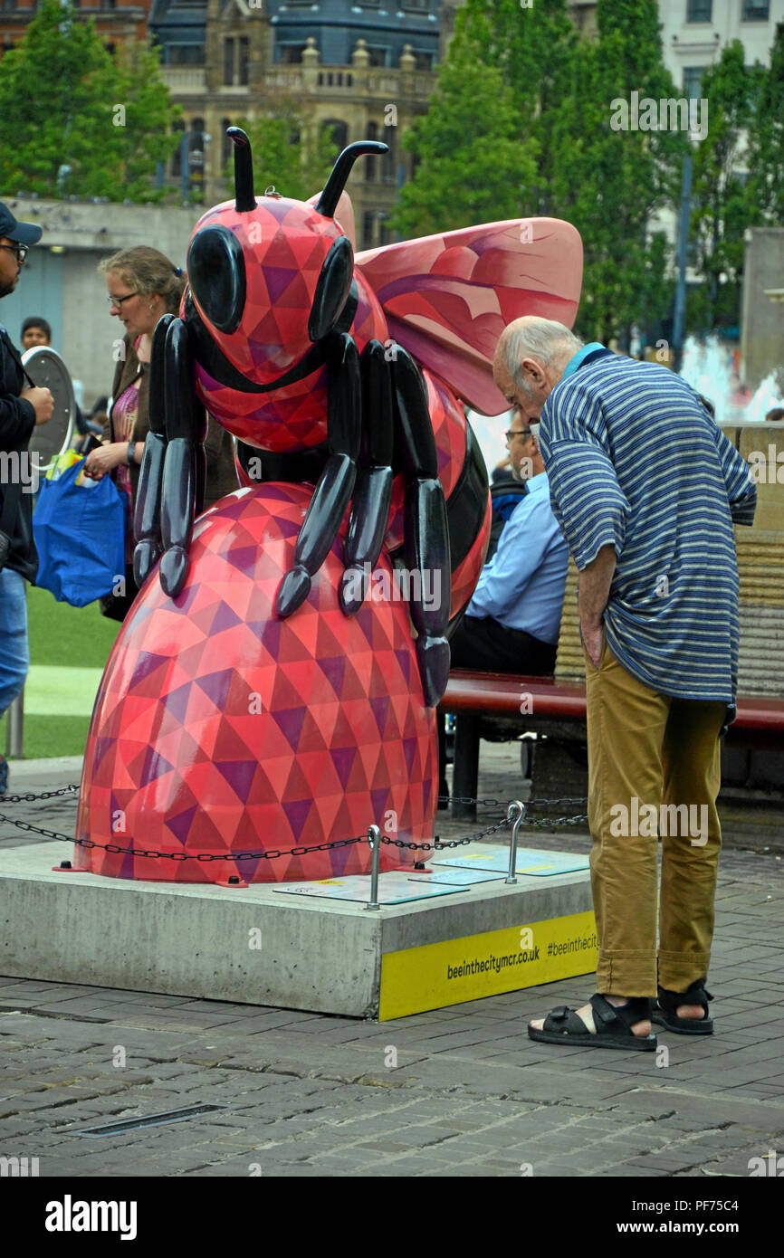 Manchester UK, 20. August 2018. Menschen in Manchester das "Biene in der Stadt kostenlos, Familie erkunden - Spaß Trail. Über 100 Bienen sind in der Spur, der 23. September. Credit: Terry Waller/Alamy leben Nachrichten Stockfoto