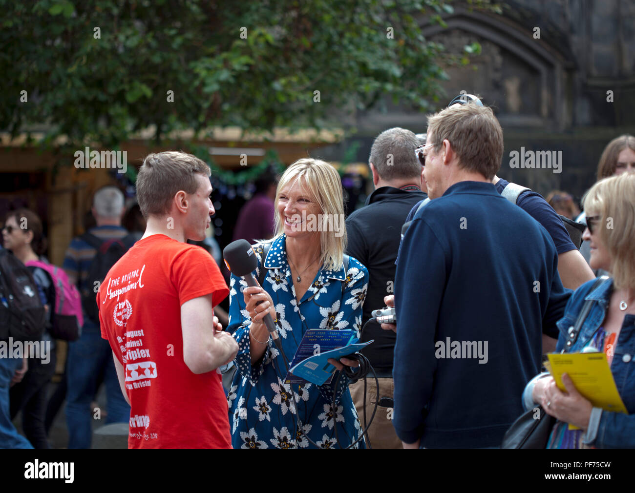 Edinburgh, Schottland, Großbritannien. 20. August 2018. Edinburgh Fringe Royal Mile, Jo Whiley und Simon Mayo Radio-DJs und Moderatoren auf der High Street viele der jungen Akteure verteilen Flyer für Ihre Shows zu interviewen. Stockfoto