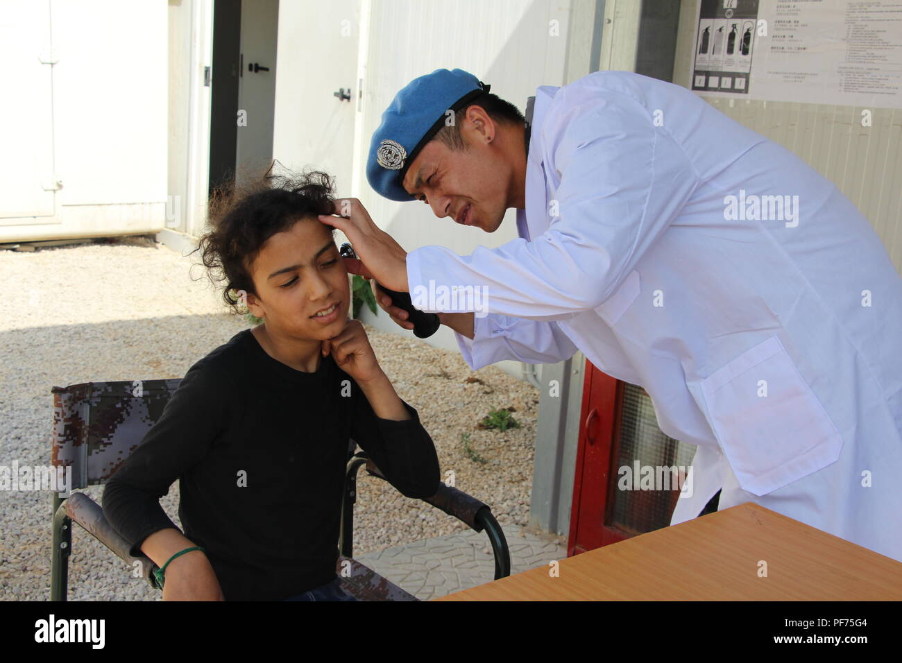 Beirut, Libanon. 19 Aug, 2018. Eine chinesische Blauhelme gibt eine Gesundheitsprüfung für die lokale Bevölkerung in Beirut, Libanon, Nov. 19, 2018. Friedenstruppen im Libanon durchgeführt, eine freie Klinik am Sonntag, Chinas erste medizinische Tag der Arbeit, gewinnen lobt von Anwohnern. Credit: Yang Shuangquan/Xinhua/Alamy leben Nachrichten Stockfoto