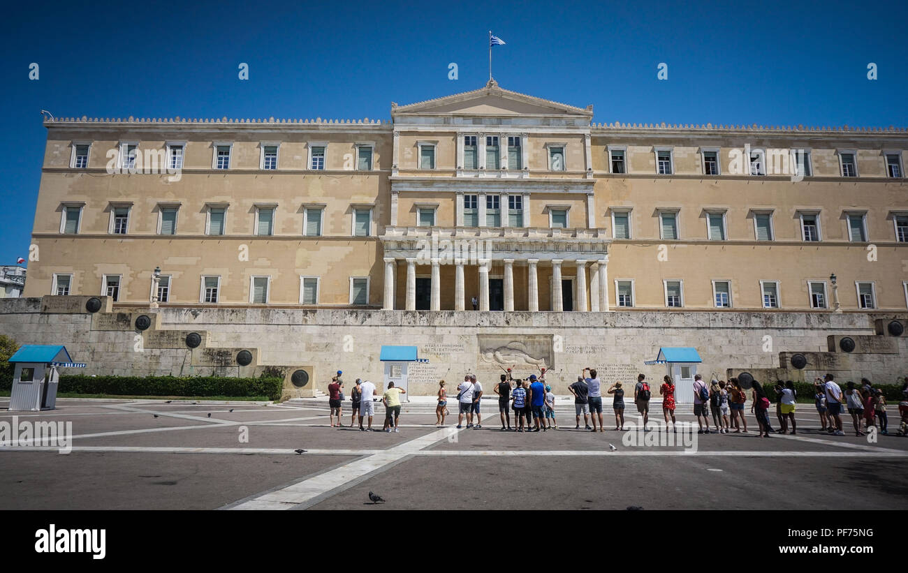 Athen, Griechenland. 20. August 2018. Griechische Parlament wird dargestellt, an dem Tag, an dem Griechenland seine Rettungsaktion Programm endet. 20. August 2018 offiziell markiert das Ende der Bailout Programm von Griechenland nach 8 Jahren harte Sparmaßnahmen, die die armen Menschen am meisten beeinflussen. Die Wirtschaft langsam stabilisieren, wie die Arbeitslosenquote geht nach vielen Jahren seit dem finical Krise begann im Jahr 2008 auf unter 20 %. Credit: Ioannis Alexopoulos/SOPA Images/ZUMA Draht/Alamy leben Nachrichten Stockfoto