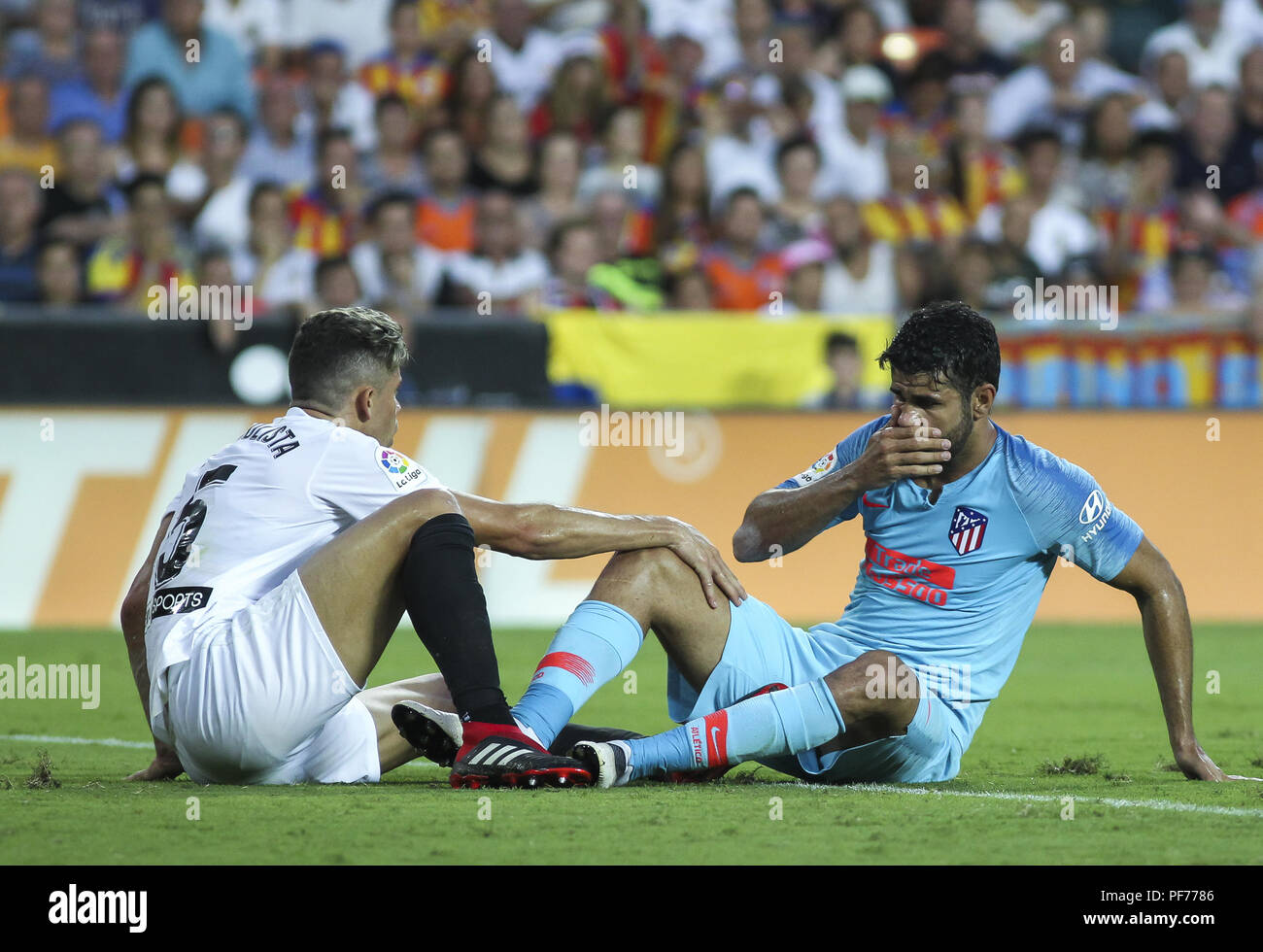 Valencia, Spanien. 20. August 2018. Carlos Soler Valencia und Diego Costa von Atletico de Madrid in Aktion während der spanischen Liga, der Primera División, Fußballspiel zwischen ValenciaCF und Atletico de Madrid am 20. August 2018 im Stadium Mestalla in Valencia, Spanien. 20 Aug, 2018. Quelle: AFP 7/ZUMA Draht/Alamy leben Nachrichten Stockfoto