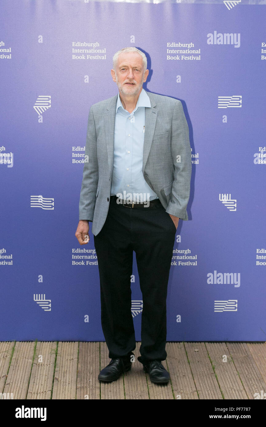 Edinburgh, Schottland, Großbritannien. 20 Aug, 2018. Labour-führer Jeremy Corbyn Debatten mit ex - der griechische Finanzminister Yanis Varoufakis in Edinburgh Book Festival 2018. Credit: Brian Wilson/Alamy leben Nachrichten Stockfoto Edinburgh, Schottland, Großbritannien. 20 Aug, 2018. Labour-führer Jeremy Corbyn Debatten mit ex - der griechische Finanzminister Yanis Varoufakis in Edinburgh Book Festival 2018. Credit: Brian Wilson/Alamy leben Nachrichten Stockfoto