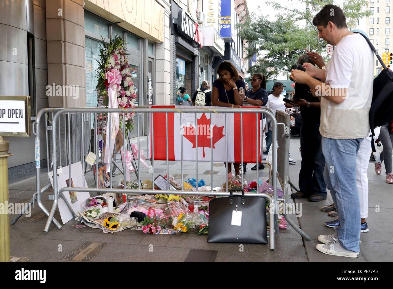 New York City, New York, USA. 20 Aug, 2018. Lüfter weiterhin versammelt, um ihren Respekt die Königin der Seele, Aretha Franklin, 76 zu zahlen, nach ihrem Tod an ihrem Detroit, Michigan home am Donnerstag, den 16. August, 2018, nach dem Kampf gegen Bauchspeicheldrüsenkrebs. Den Bürgersteig Denkmal unter dem berühmten Apollo Theater Marquee ist jetzt hinter schützenden Barrikaden. Ende der Entertainer der Beerdigung wird am 31. August 2018 stattfinden, in ihrer Heimatstadt an der größere Gnade Tempel. Credit: G. Ronald Lopez/ZUMA Draht/Alamy leben Nachrichten Stockfoto