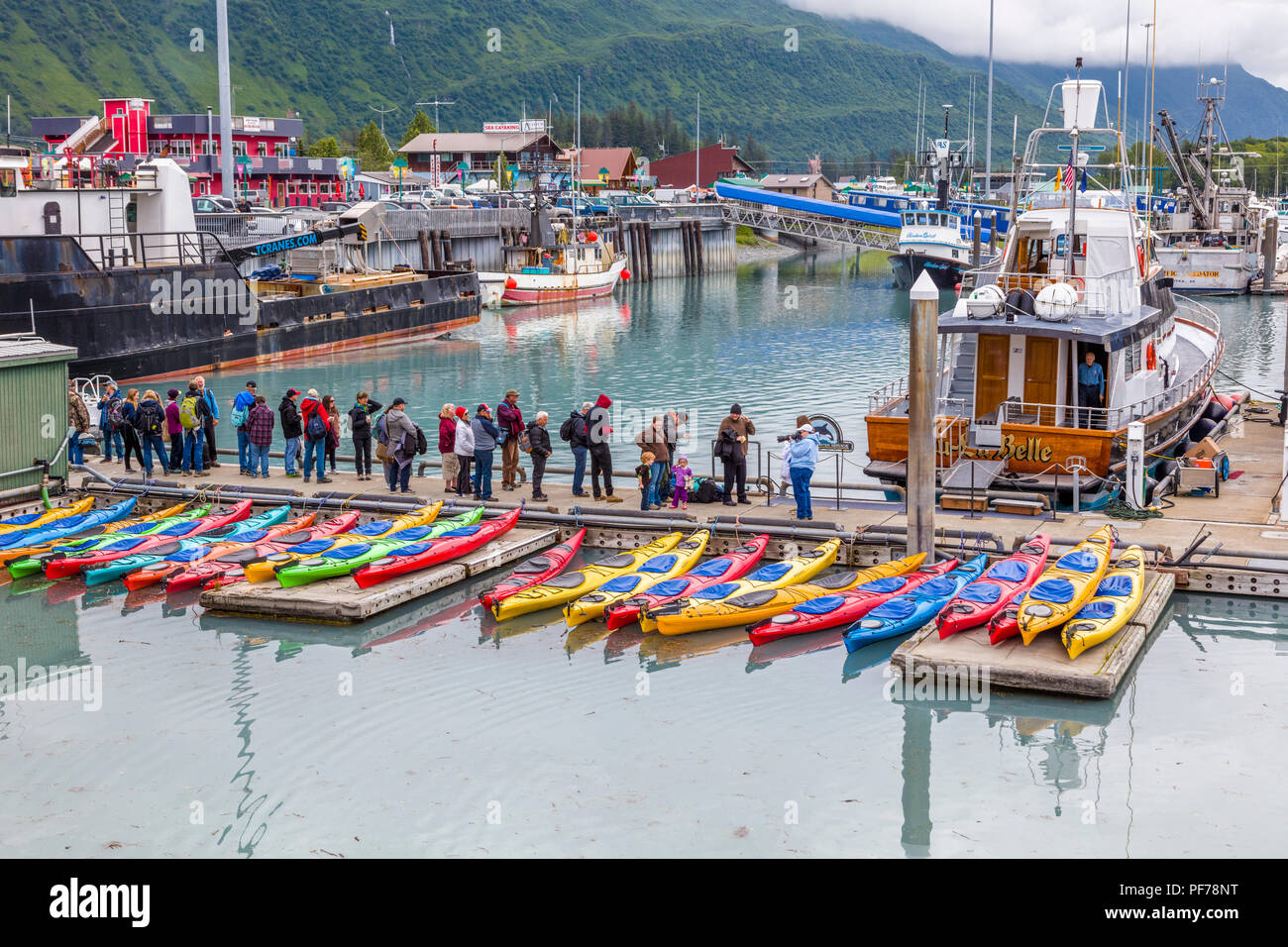 Menschen aufgereiht auf Dock für Gletscher Boot Tour in Valdez, Alaska Stockfoto