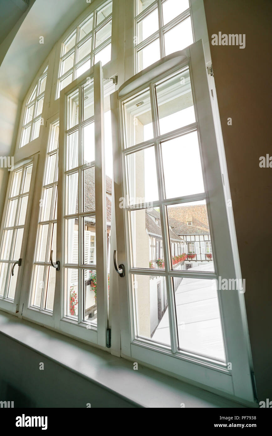 Komplizierte hohe Fenster, neue PVC-Fenster mit Doppelverglasung, während  der Renovierung, Sonnenlicht Stockfotografie - Alamy