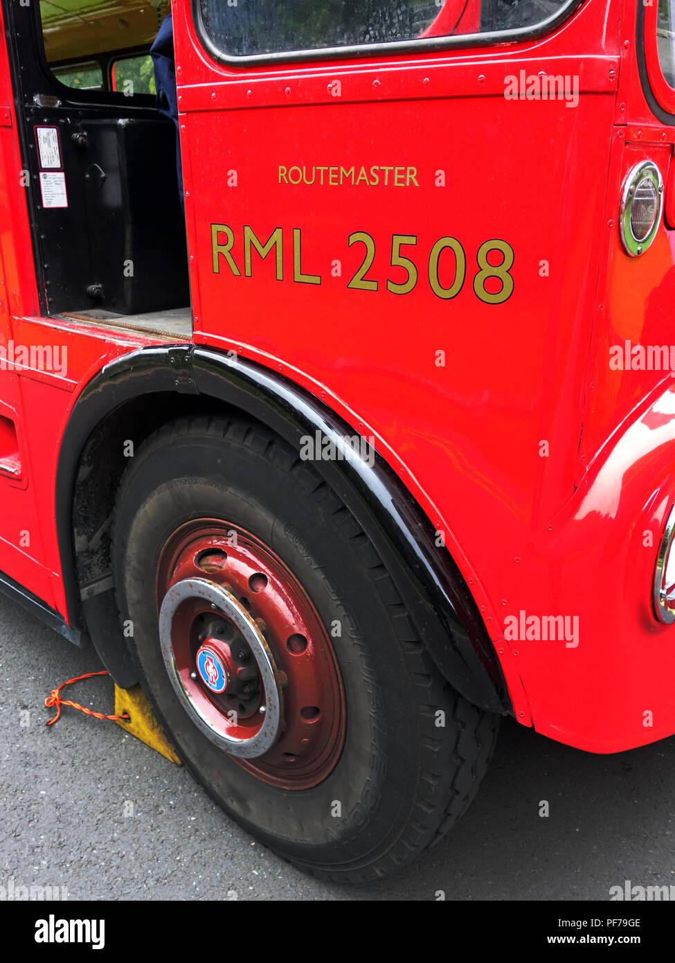 Das London Transport Routemaster 'langen' Bus außerhalb bei einer Hochzeit in Warwick Stockfoto