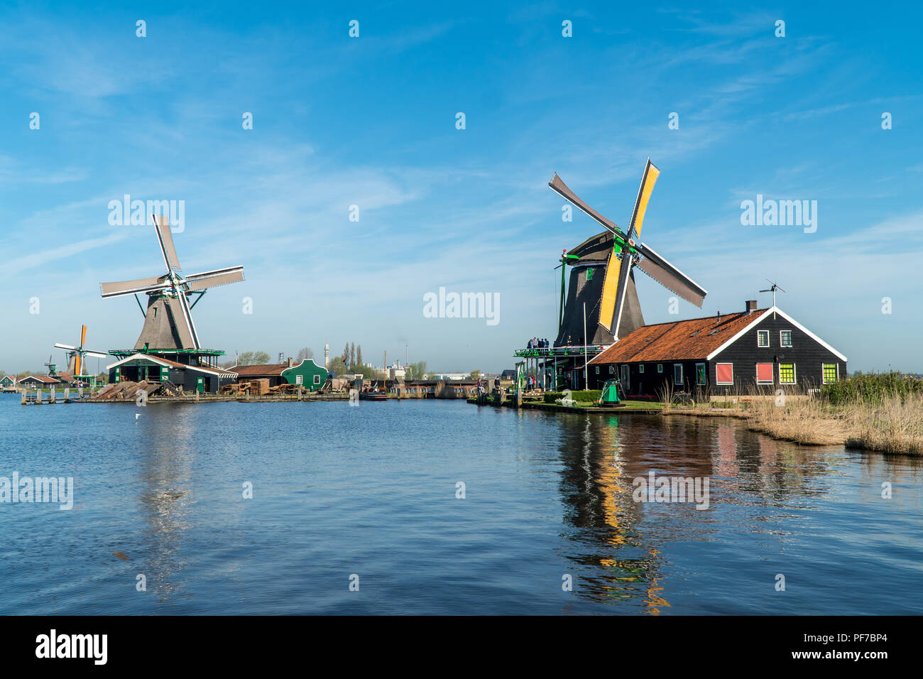 Ein See vor der Windmühlen in den Niederlanden Stockfoto