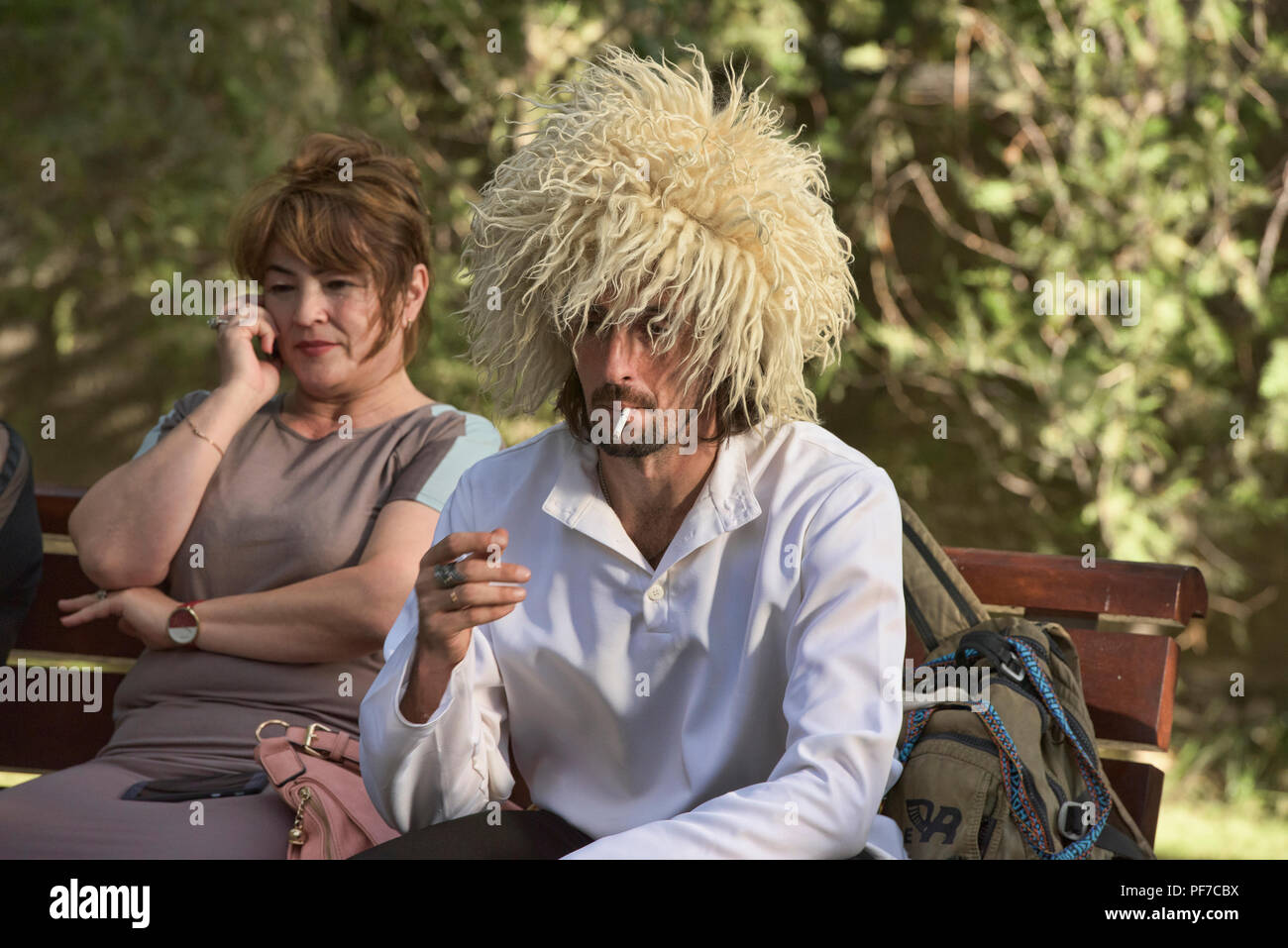 Blond usbekische Musiker Rauchen auf dem "Dach von Festival der Welt" in Khorog, Tadschikistan Stockfoto