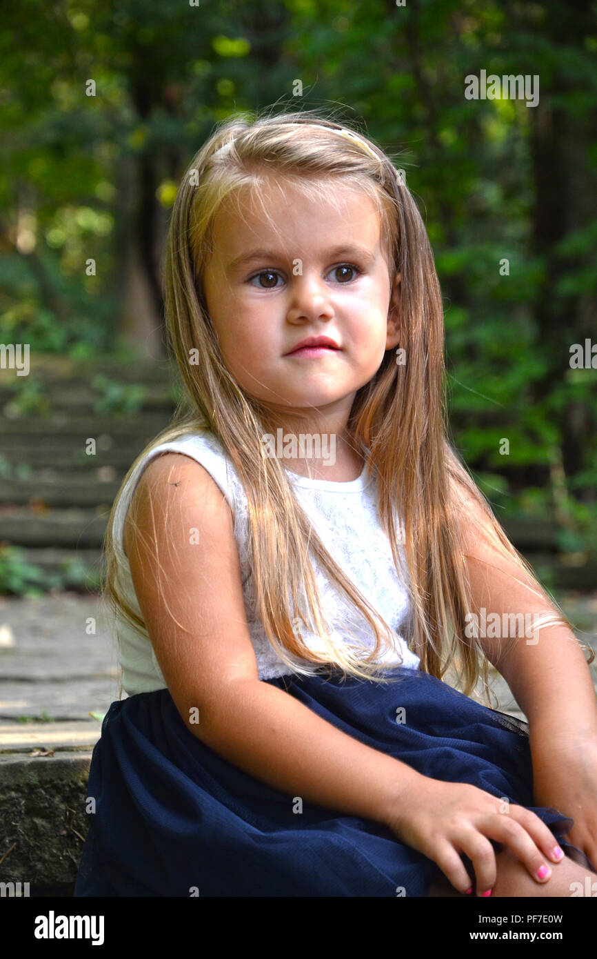 Portrait von dreieinhalb Jahre altes Mädchen Stockfoto