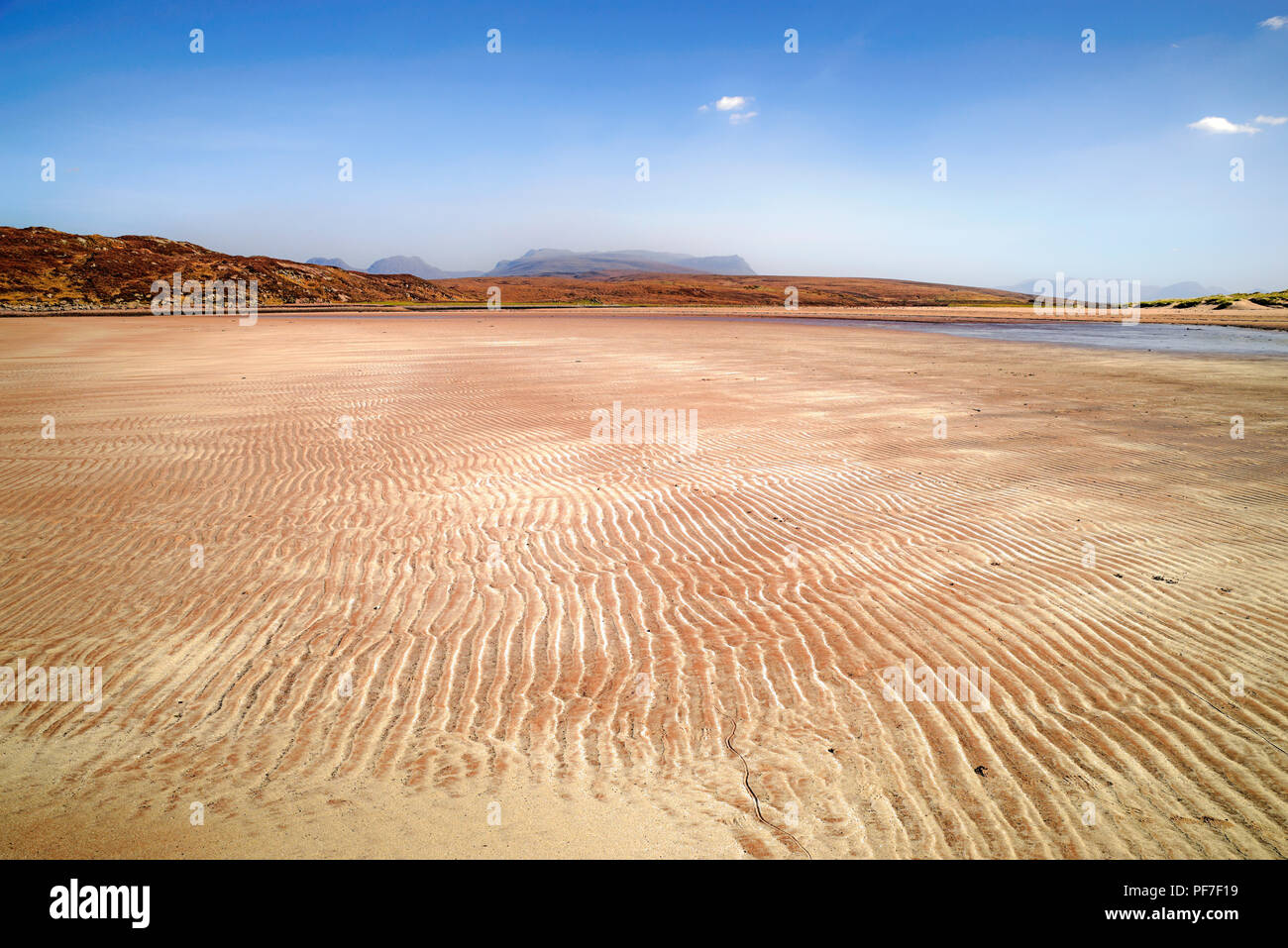 Sand Wellen auf schönen abgelegenen Sandstrand, achnahaird Bay, Coigach Wester Ross, Scottish Highlands, Ben More Coigach an dunstigen Horizont sichtbar. Stockfoto